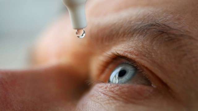 FDA a aprobat primele picături de ochi pentru tratamentul prezbiopiei