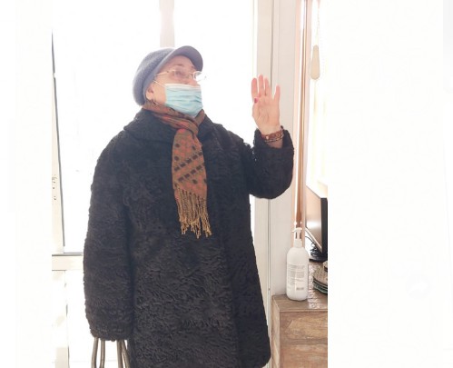 O PENSIONARĂ se CHINUIE de TREI LUNI să intre în POSESIA TICHETELOR de VACCINARE! VIDEO