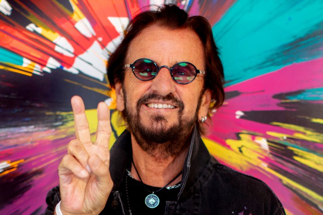 Viaţa lui Ringo Starr, toboşarul trupei The Beatles, prezentată într-un volum de benzi desenate