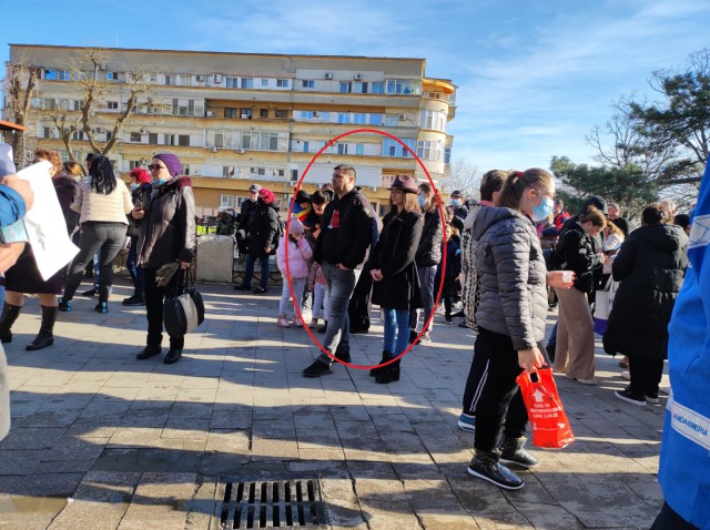 CUPLUL care a DĂRÂMAT gardul de la Târgul de Crăciun, FĂRĂ mască la BOBOTEAZĂ!