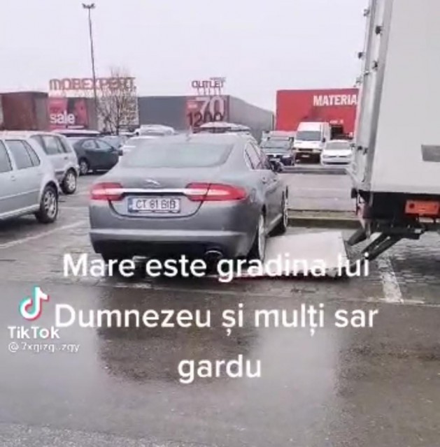 Un CONSTĂNȚEAN și-a PARCAT MAȘINA pe o RAMPĂ, în București! Video