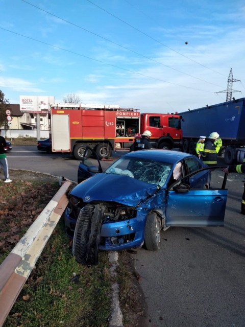Un AUTOTURISM a intrat în COLIZIUNE cu un TIR