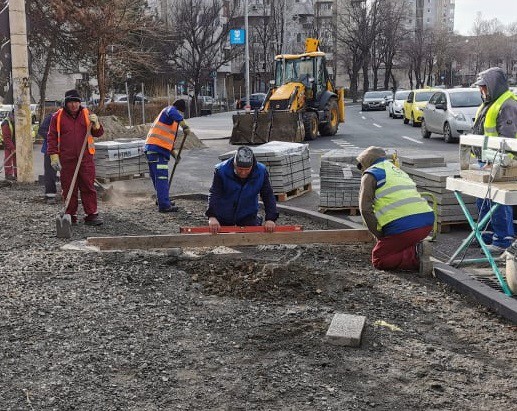 Continuă lucrările edilitare în mai multe cartiere ale orașului