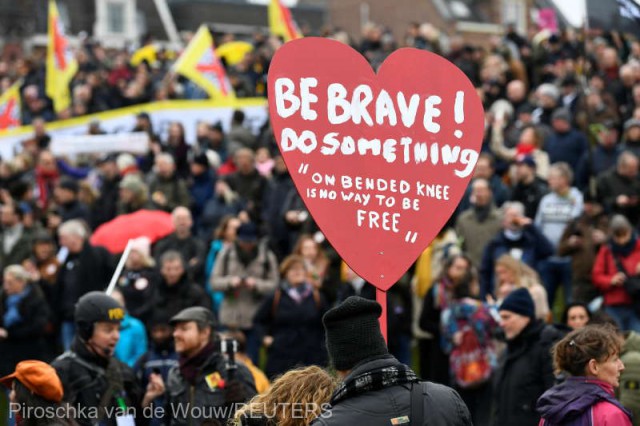 Covid-19: Mii de oameni au protestat în Ţările de Jos împotriva politicilor guvernului de combatere a pandemiei
