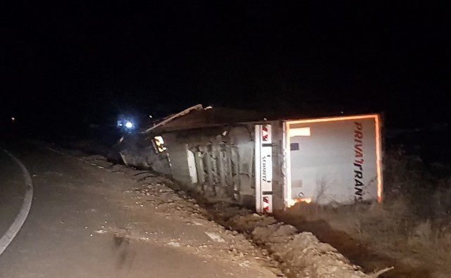 Accident rutier: TIR încărcat cu fier vechi, RĂSTURNAT pe DN2A