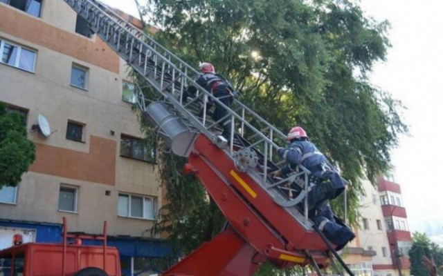 PERICOL pentru trecători! TABLĂ ruptă de VÂNT, la un BLOC de pe strada Pescarilor