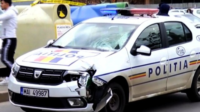 O autospecială a Poliţiei a fost acroşată de un autoturism intrat pe contrasens într-o curbă 