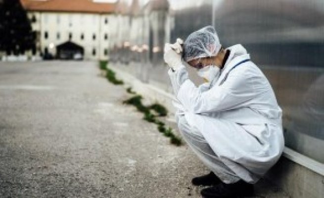 Un medic SPULBERĂ MITUL bilanțului zilnic Covid-19