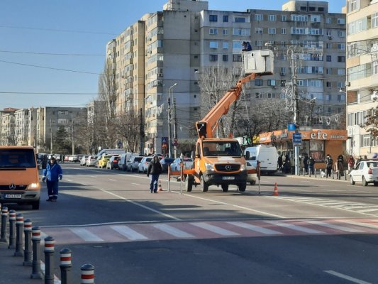 A început DEMONTAREA luminițelor de SĂRBĂTORI, cu încurcarea TRAFICULUI!