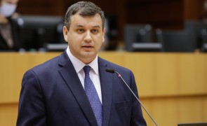 Eugen Tomac îi cere lui Cristian Diaconescu să joace cu mandatul pe masă