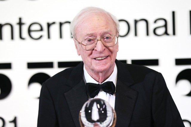 Sir Michael Caine scoate la vânzare amintiri şi tablouri din colecţia sa personală