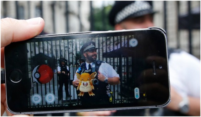 Doi polițiști, CONCEDIAȚI după ce nu au intervenit la un JAF pentru că jucau Pokémon Go