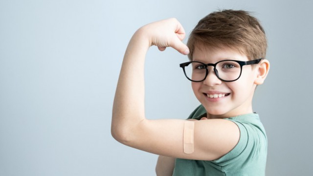 Doar 4 copii la un milion riscă să facă miocardită după vaccin, față de 1 la 1.600 dacă face COVID