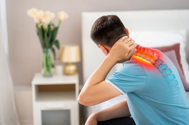 Spondiloza cervicală: cauze, simptome și cum tratăm durerea