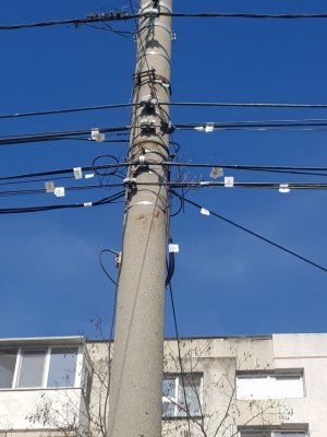 Surplusul de cablu de pe stâlpii de iluminat va fi înlăturat