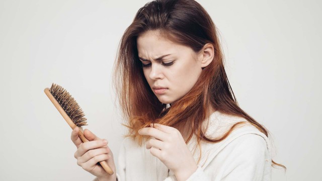 Căderea părului, cauzată și de slăbit?