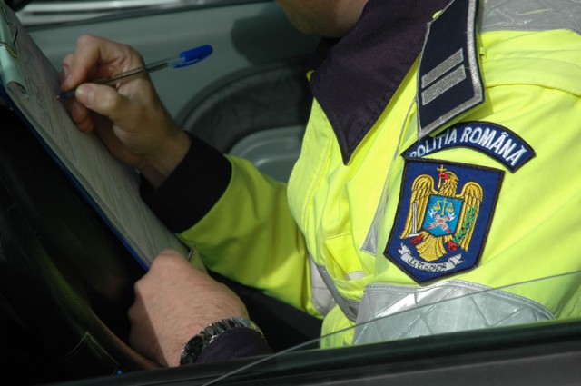 Un bărbat FĂRĂ PERMIS de conducere, PRINS de polițiști la volan, în localitatea Sinoe