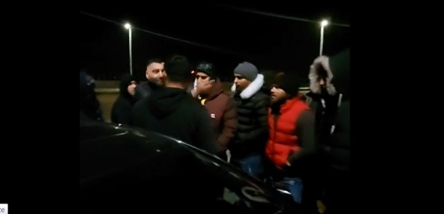 AUTOSTRADA A4, BLOCATĂ de un GRUP de bărbați care FĂCEAU LINIUȚE cu MAȘINILE! Video