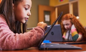 Școlile din Moldova trec la învățământ online pentru două săptămâni