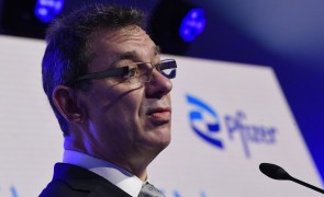 Șeful Pfizer spune că actualul val al pandemiei ar trebui să fie ultimul cu restricții