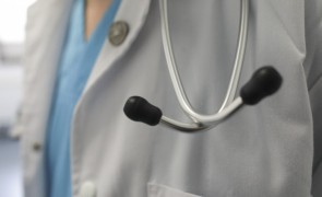 Vaccinarea la chiuvetă a devenit un sport național în care se învârt sume amețitoare