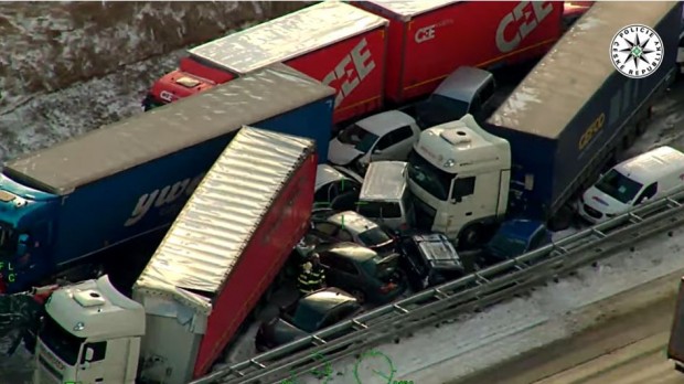 Carambol URIAȘ cu 40 de MAȘINI, printre care TIRURI și CAMIOANE, pe o autostradă. VIDEO