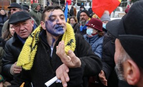 AUR e acuzat că a înscenat incidentul în care lui Simion i s-a turnat cerneală pe față