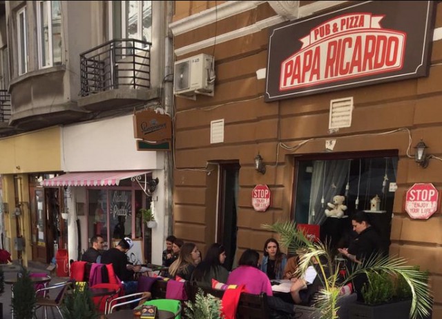 Restaurantul Papa Ricardo, amendat pentru că a aruncat gunoiul pe domeniul public!