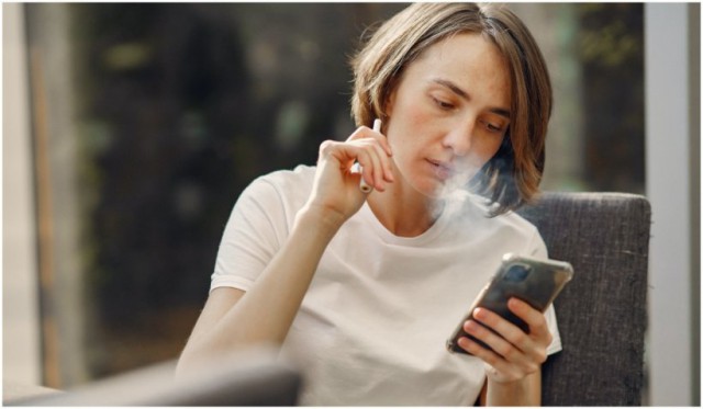 Persoanele care utilizează țigări electronice sunt mai predispuse la infectarea cu COVID-19