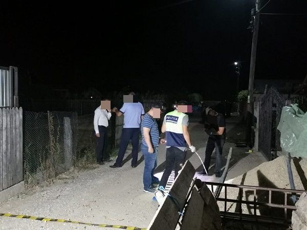 Doi POLIȚIȘTI, luați la PUMNI de un BĂRBAT care BEA pe STRADĂ!