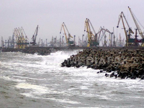 Porturile de la Marea Neagră au fost închise din cauza vântului