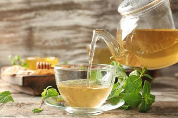 Roinița: ce proprietăți are planta și cum te ajută ceaiul și alte remedii?