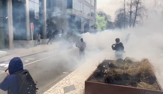 Ciocniri violente la Bruxelles: Protestatarii au spart geamurile de la intrarea în birourile Comisiei Europene. VIDEO