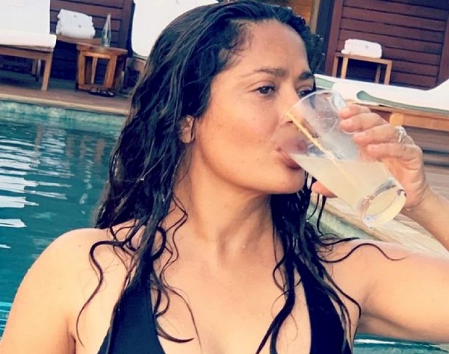 Salma Hayek, într-un costum de baie prea mic pentru formele ei. Vedete care au început anul la plajă