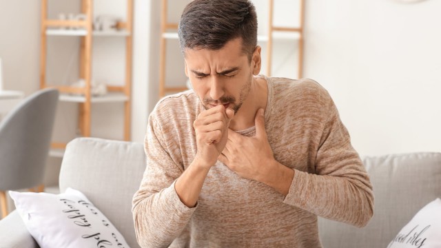Tusea și durerea în gât, frecvente în infecția COVID