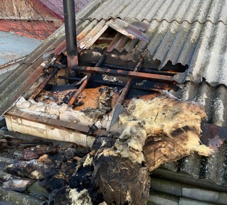 INCENDIU la o CASĂ, din cauza unui coș de fum NEIZOLAT termic