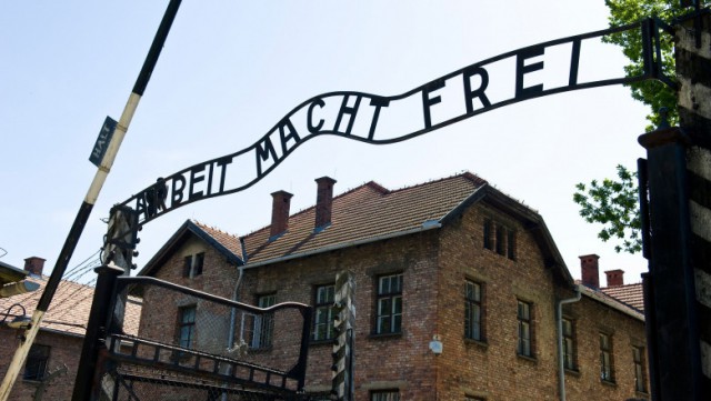 O turistă olandeză, arestată după ce a făcut un salut nazist la poarta Auschwitz