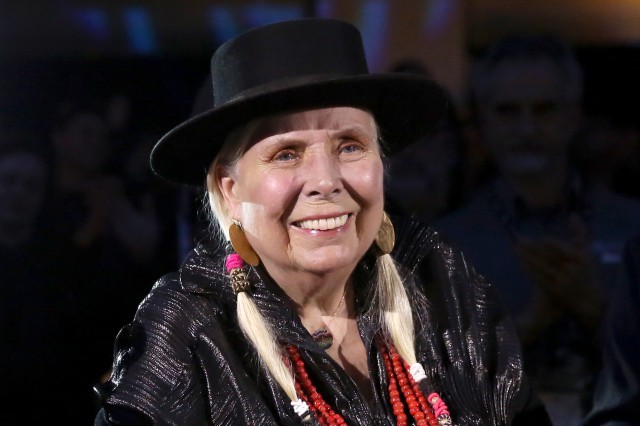 După Neil Young, cântăreaţa de muzică country Joni Mitchell îşi retrage muzica de pe Spotify