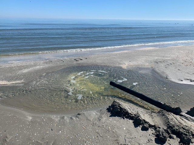 Apă murdară de la o construcție din Mamaia, deversată în Marea Neagră