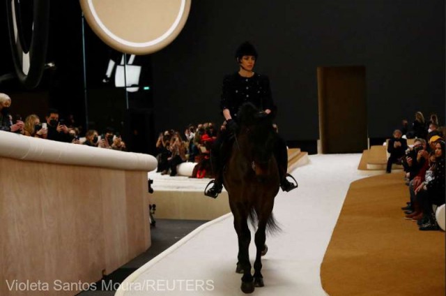 Charlotte Casiraghi a deschis, călare, prezentarea pariziană a noii colecţii haute-couture a casei Chanel