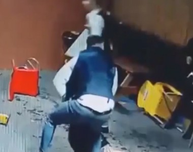 După ce au agresat un bețiv în fața unui bar, au scăpat cu amendă penală