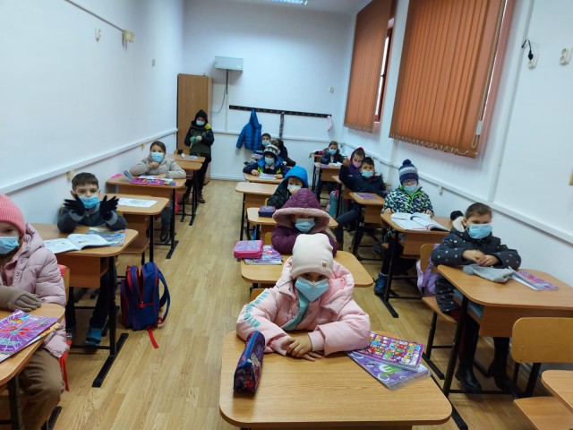 Elevii unei şcoli din Costineşti au făcut cursuri în frig!