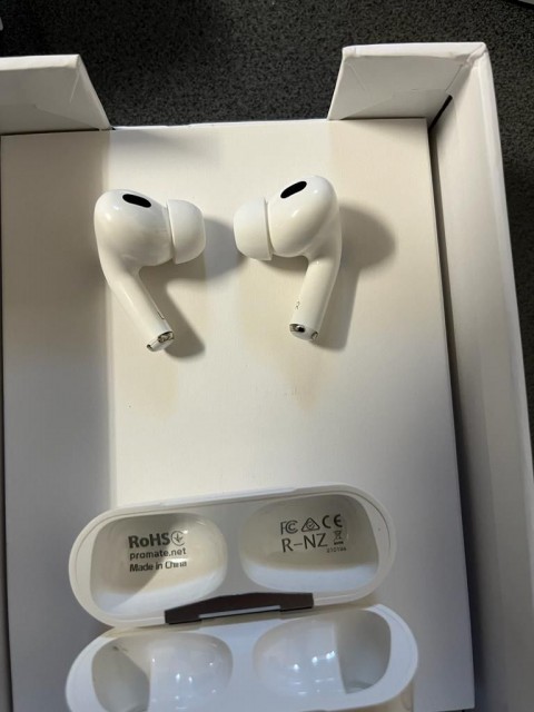 Căști wireless contrafăcute, în valoare de 2.318.000 euro, reţinute de inspectorii vamali