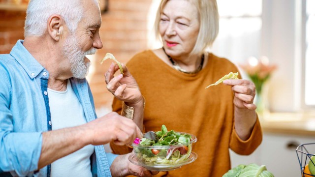 Studiu: Dieta MIND poate încetini declinul cognitiv în Alzheimer
