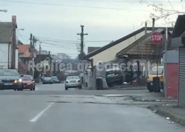 Un constănțean a intrat cu mașina în curtea unei case din Palazu Mare. Video