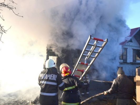 Incendiu în Cernavodă, o casă a luat foc