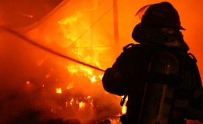 Pompierii români intervin pentru stingerea unui incendiu la nord de Atena