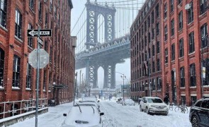 Zăpada a paralizat New York-ul, oamenii merg cu săniile, nu cu mașinile