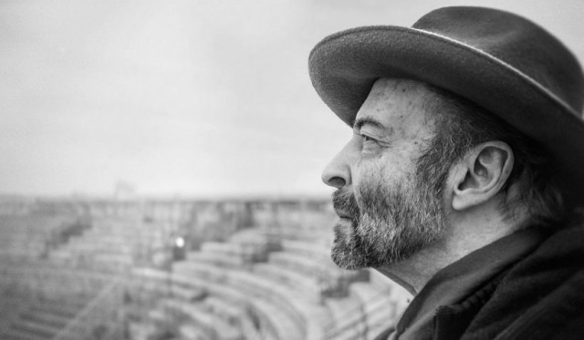 Ucis de indiferenţă: Un artist fotograf a murit de frig, după ce a zăcut 9 ore în stradă, la Paris