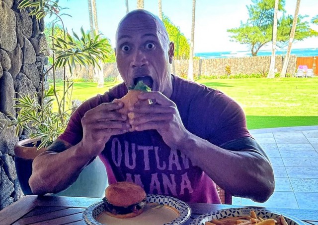 Ce mănâncă Dwayne Johnson la cină să aibă ditamai mușchii? Fanii au înghițit în sec